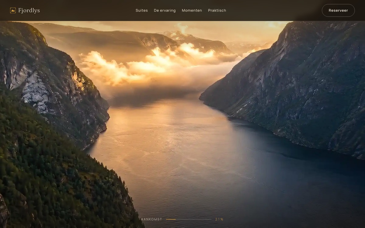 Fjordlys — vlucht over een fjord bij zonsopgang