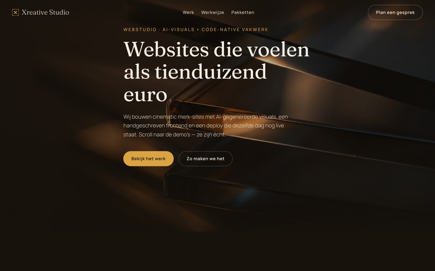 Xreative Studio — hero met warm goud licht op glas